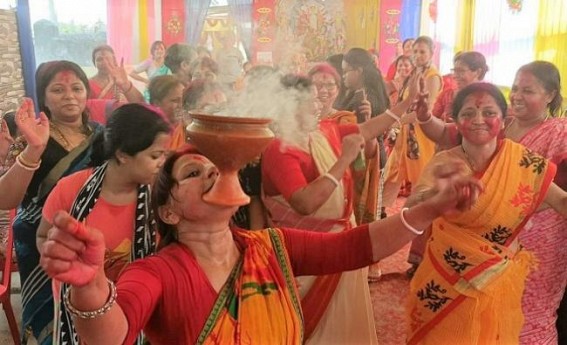 Dashami Celebrations Continue in Full Wave in Tripura : Sindoor Khela, Dance, Immersion unite People across Pandals Dashami Celebrations Continue in Full Wave in Tripura : Sindoor Khela, Dance, Immersion unite People across Pandals